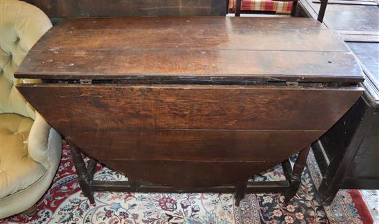 An oak gate leg table, width 116cm, depth 55cm, height 72cm (unextended)